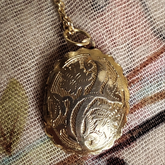 Gold Tone Double Picture Double Sided Locket Embossed Scalloped Edge Necklace - Picture 9 of 13